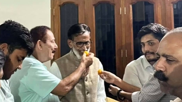 आजम खान और अब्दुल्ला आजम को जमानत मिलने पर बिलासपुर में पूर्व पालिका चेयरमैन मोहम्मद हसन खां ने बांटी मिठाई